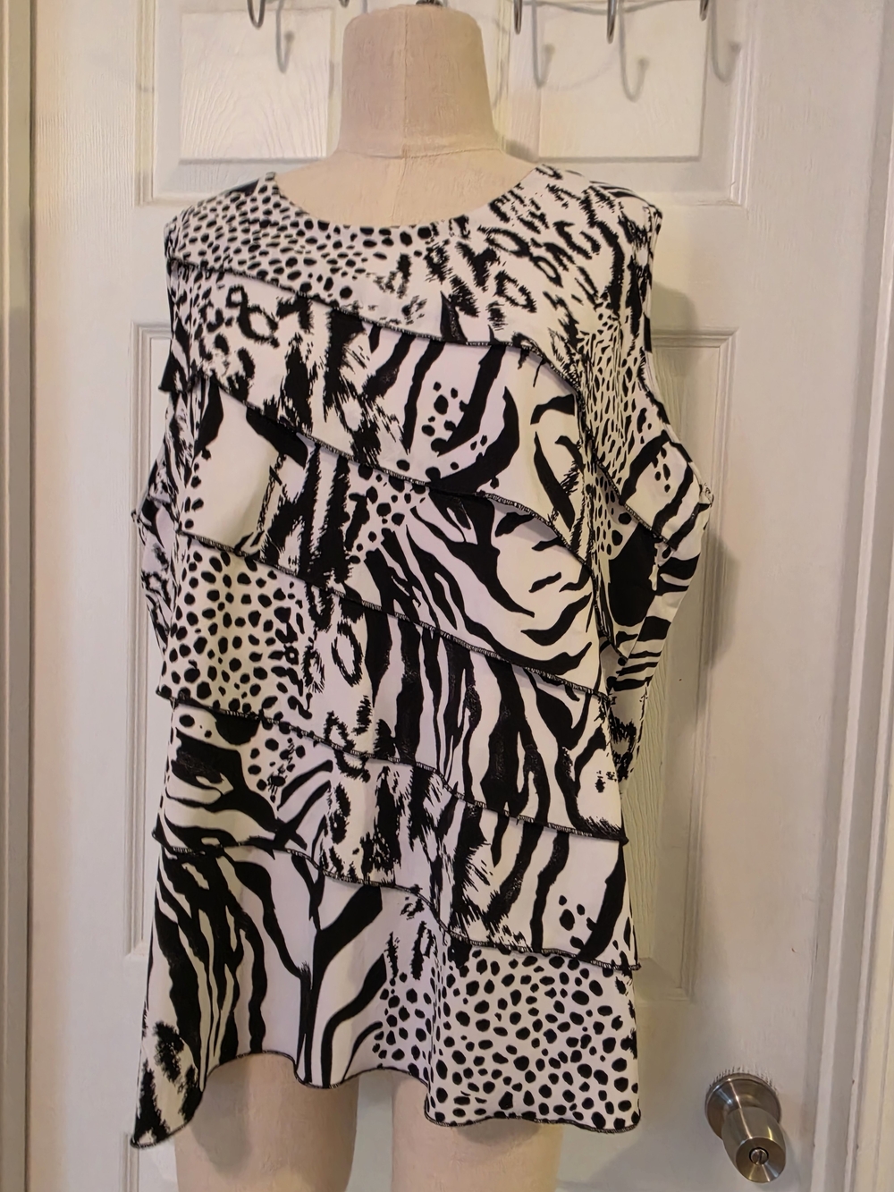 TanJay Black and White Tiered Animal Print Blouse Size 2X